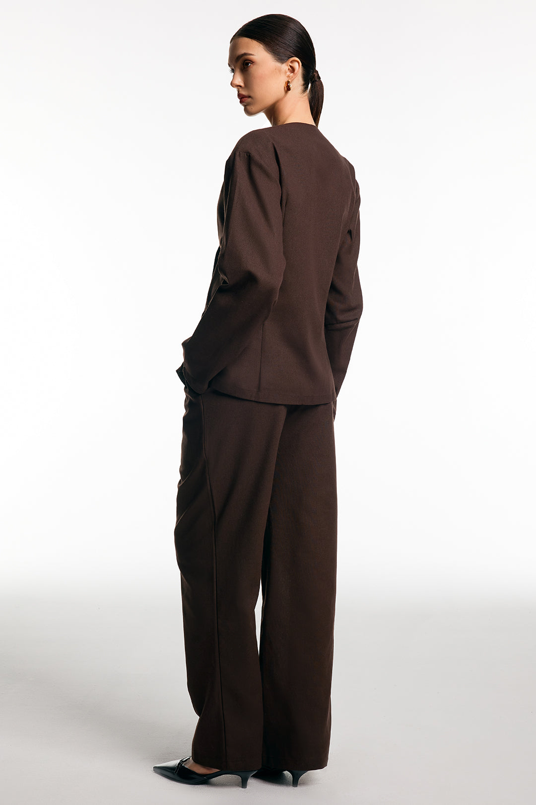 Garnitur damski z jednorzędową marynarką na jeden guzik