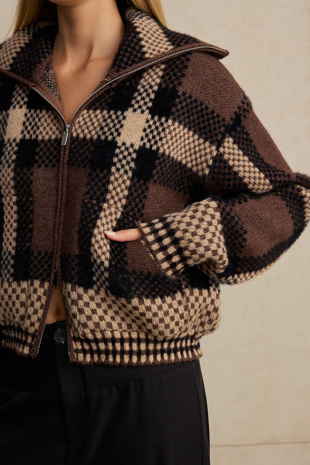 Sweter z geometrycznym wzorem i kołnierzem