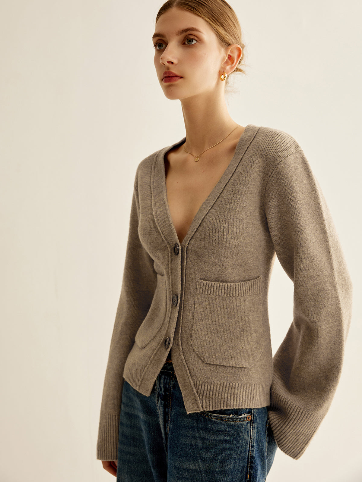 Kardigan z dekoltem w serek i kieszeniami