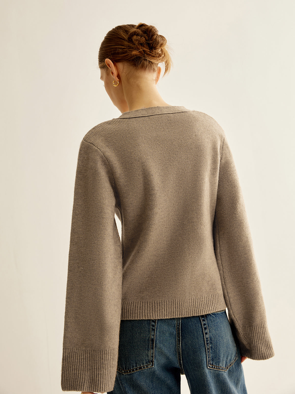 Kardigan z dekoltem w serek i kieszeniami