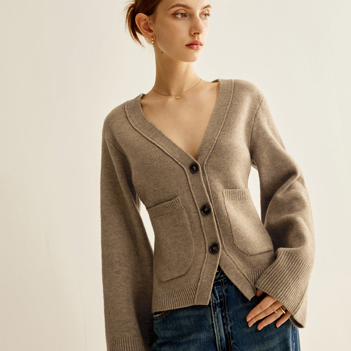 Kardigan z dekoltem w serek i kieszeniami