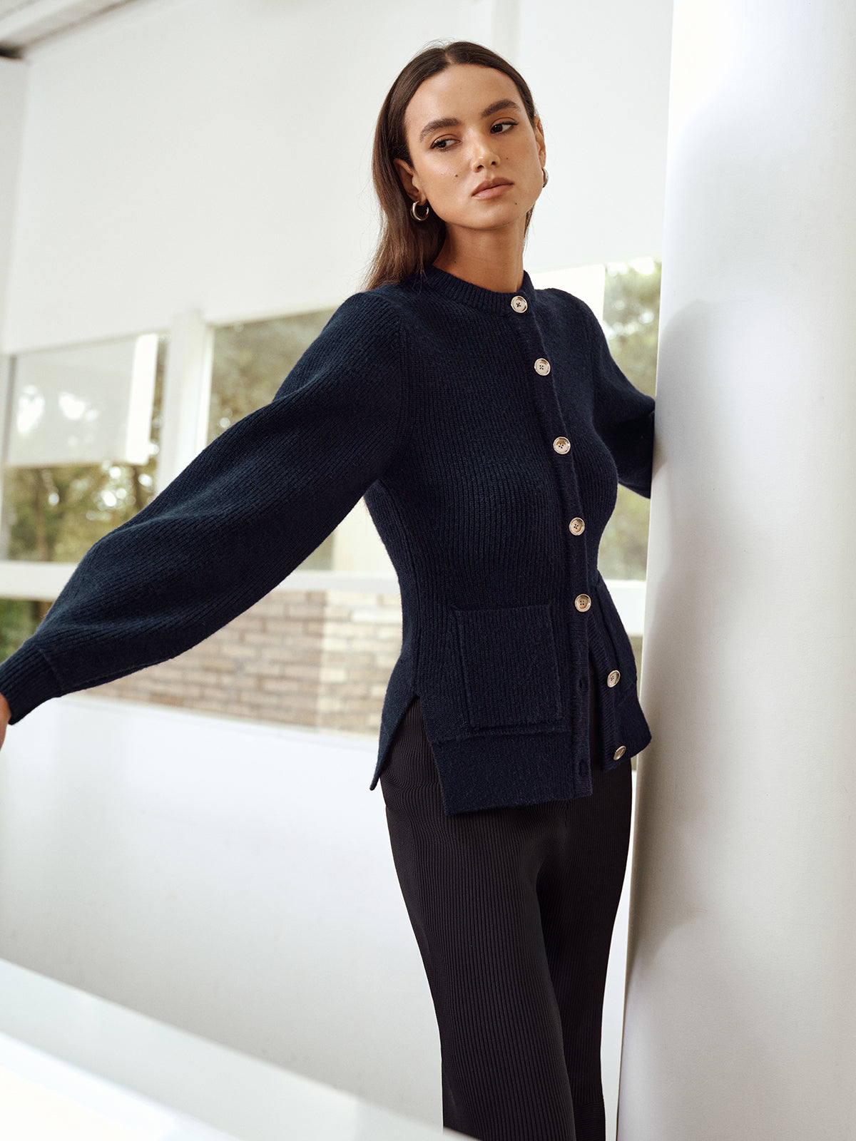 Kardigan dopasowany z ozdobnymi guzikami i kieszeniami