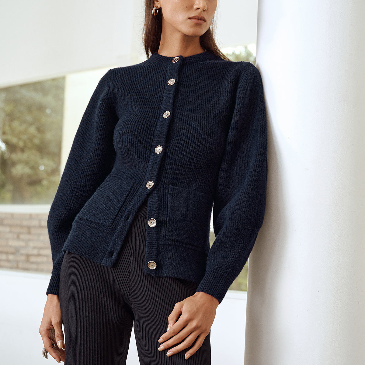 Kardigan dopasowany z ozdobnymi guzikami i kieszeniami