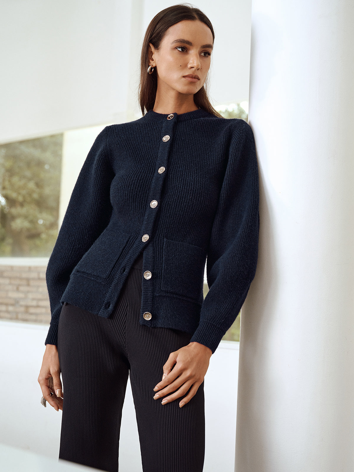 Kardigan dopasowany z ozdobnymi guzikami i kieszeniami