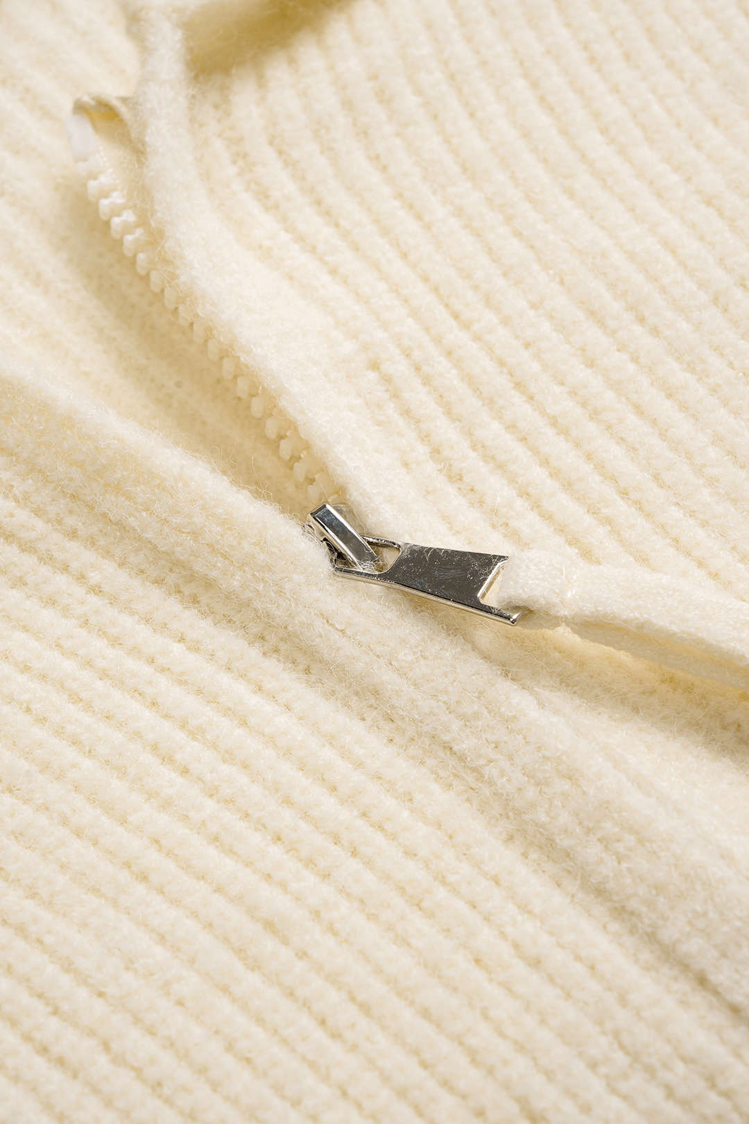 Sweter z kapturem i zamkiem