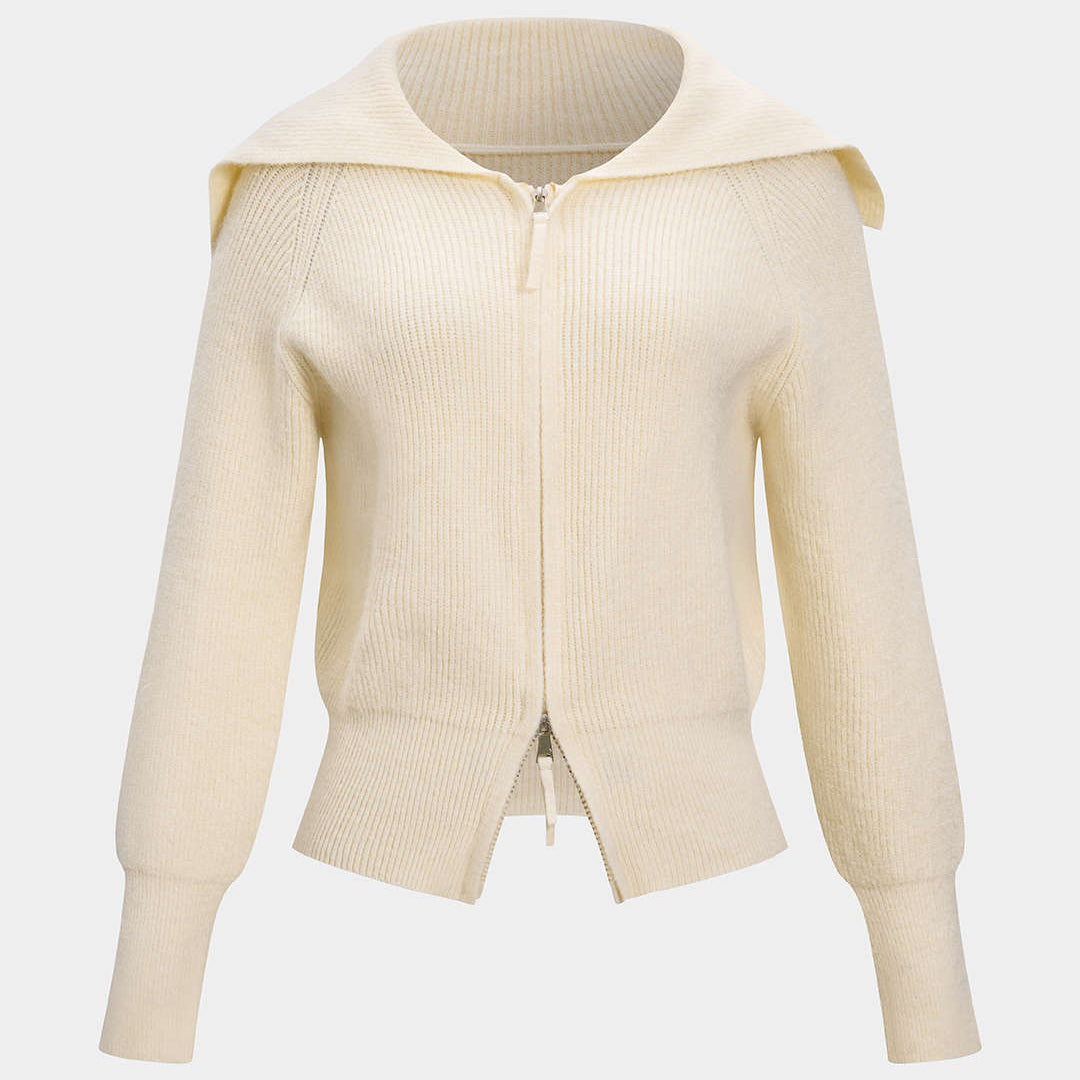 Sweter z kapturem i zamkiem