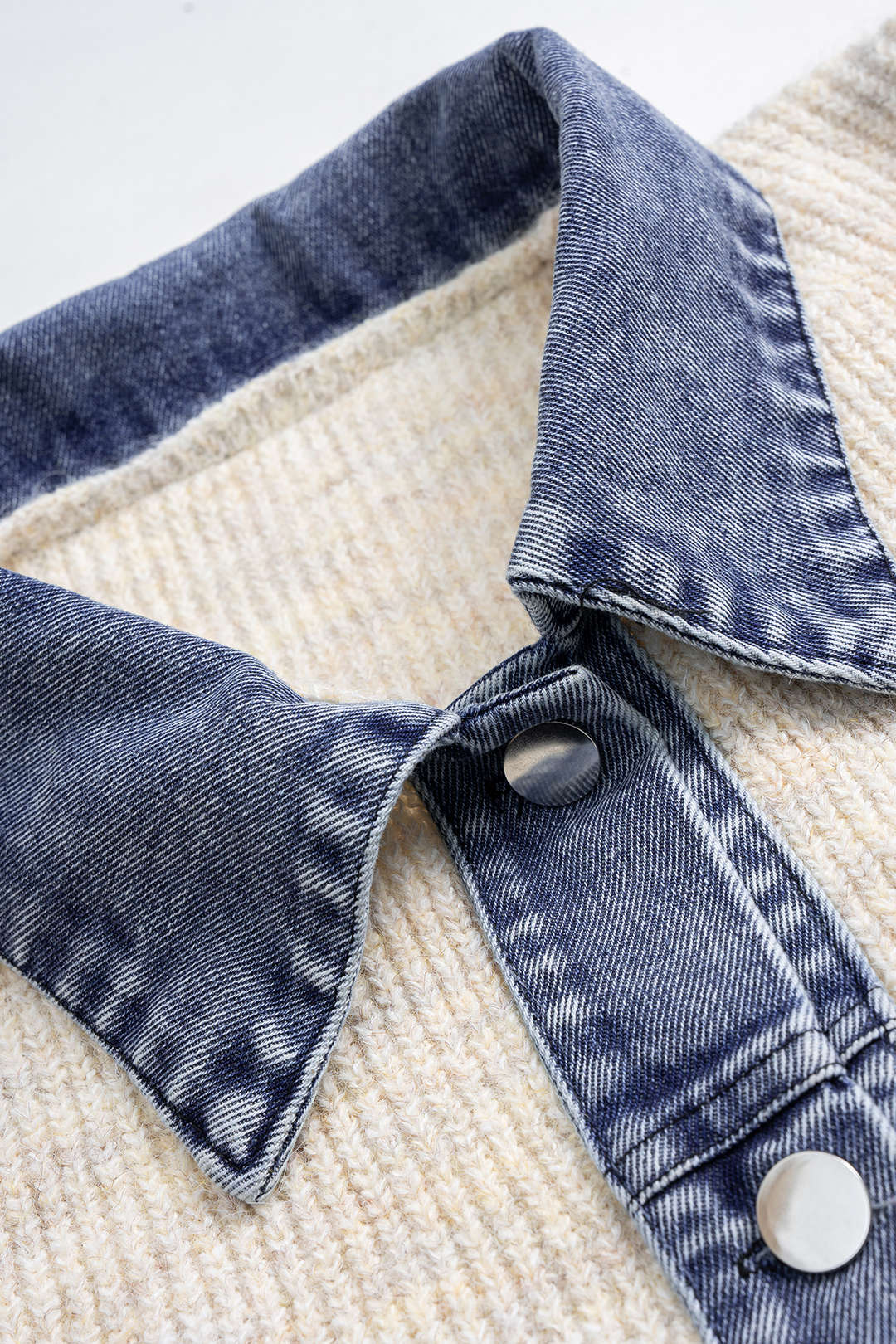 Sweter z denimowymi detalami