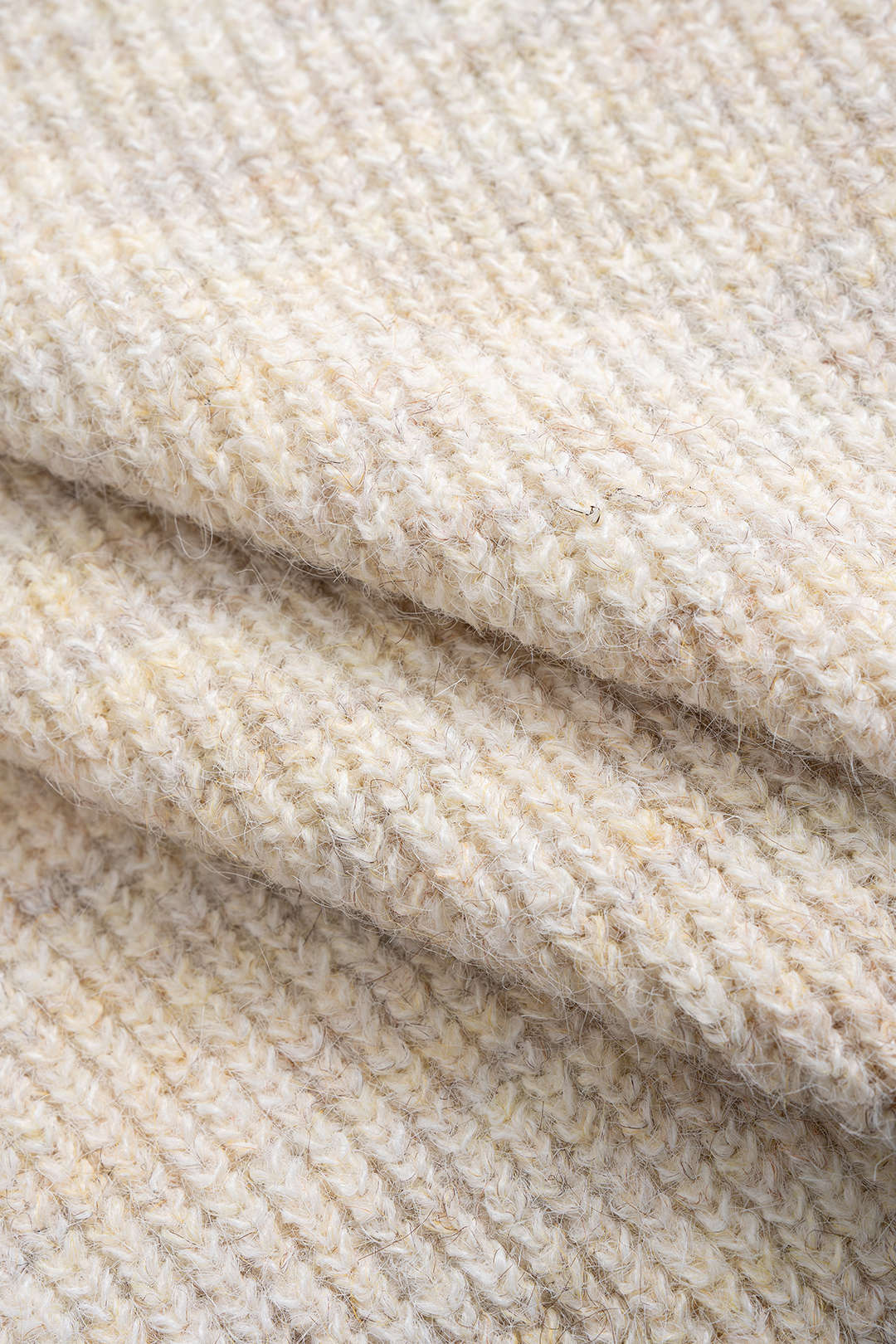 Sweter z denimowymi detalami