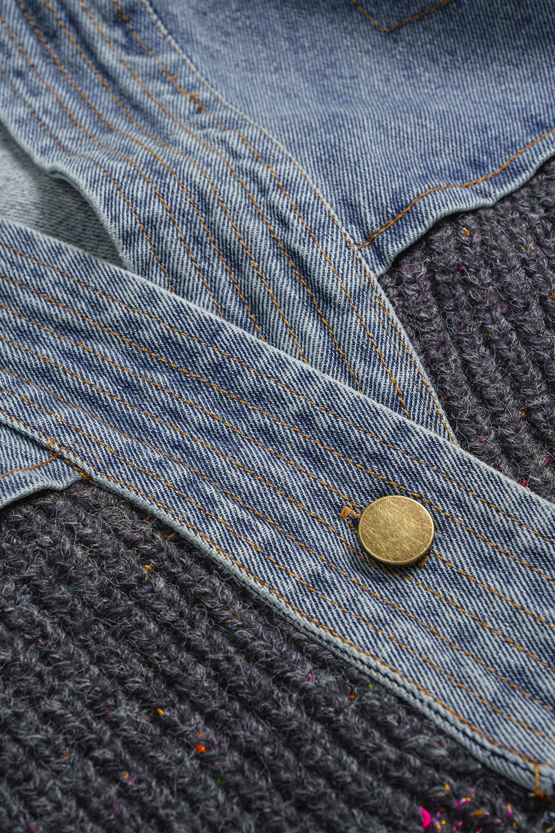 Sweter z dżinsowymi detalami