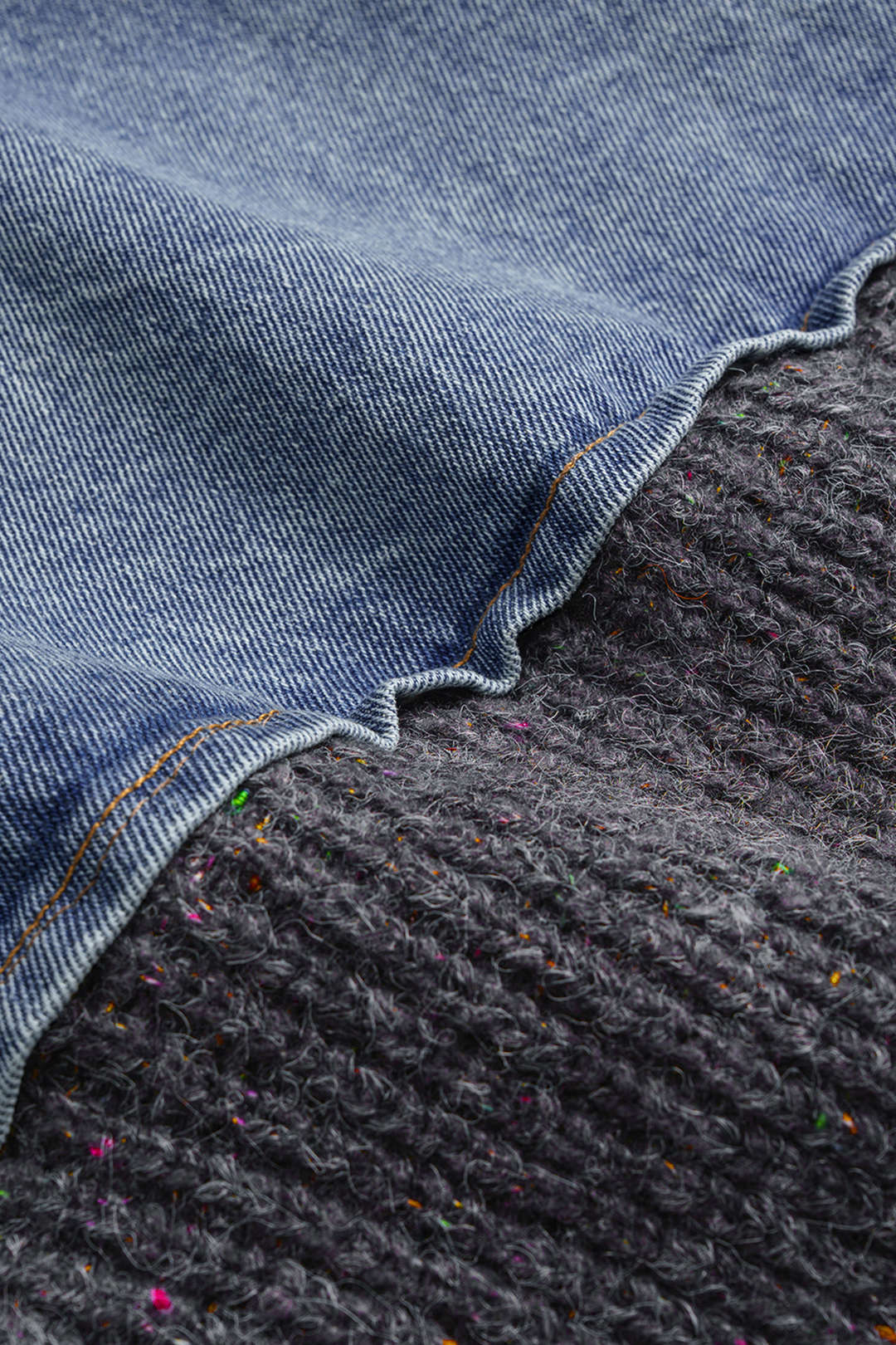 Sweter z dżinsowymi detalami