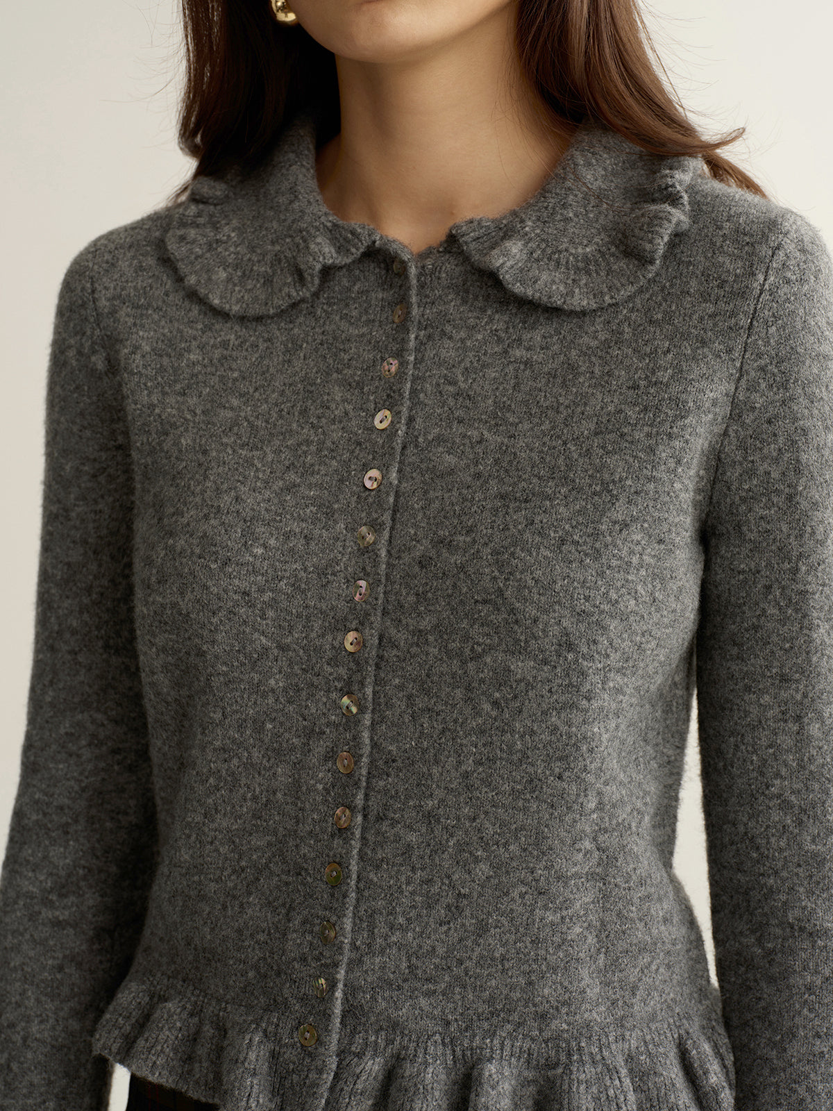 Kardigan z ozdobnym kołnierzykiem i falbaną