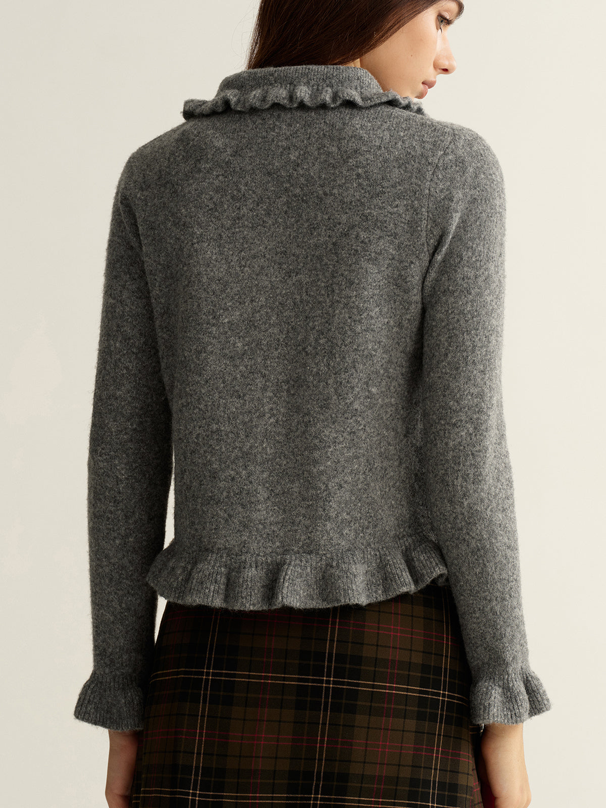 Kardigan z ozdobnym kołnierzykiem i falbaną