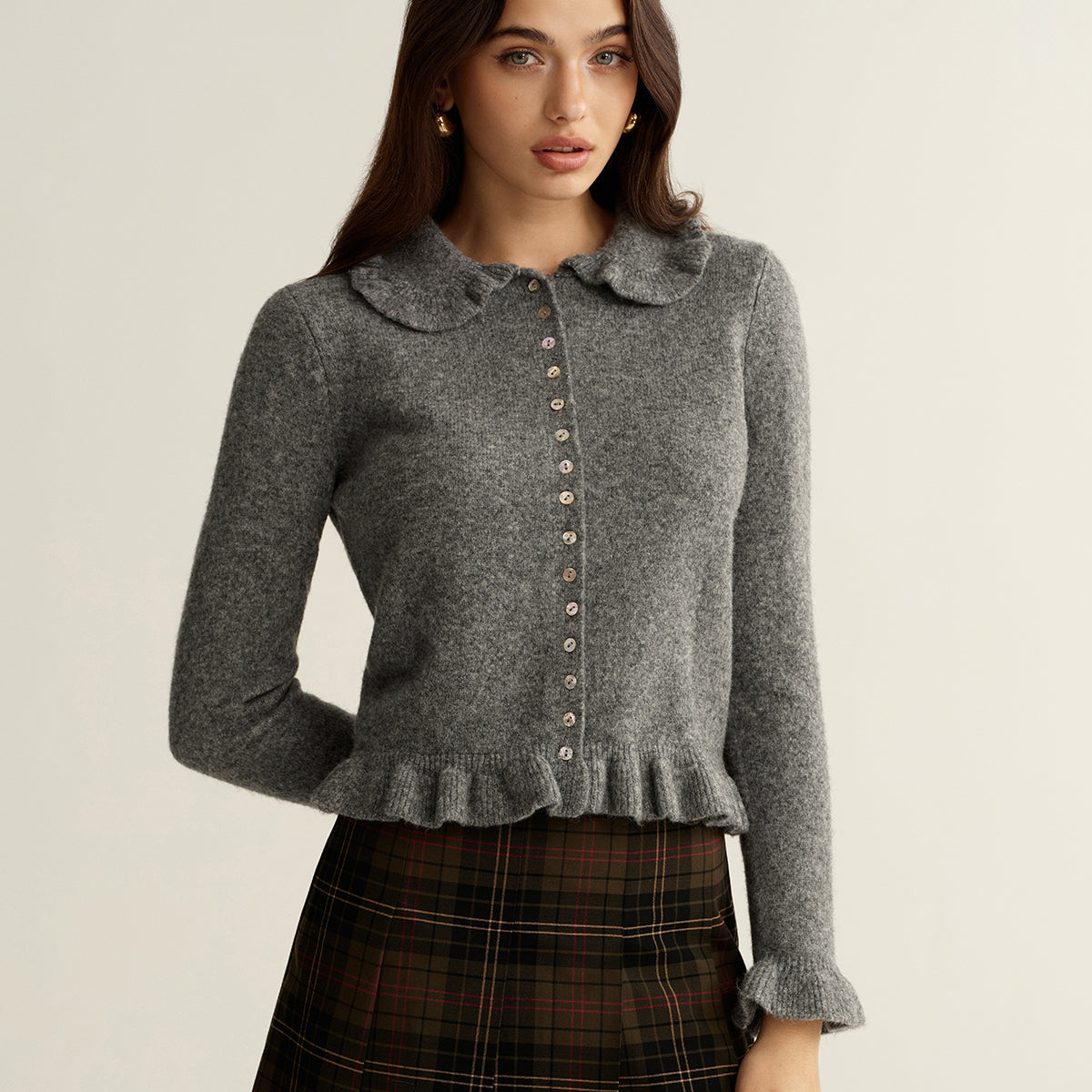 Kardigan z ozdobnym kołnierzykiem i falbaną