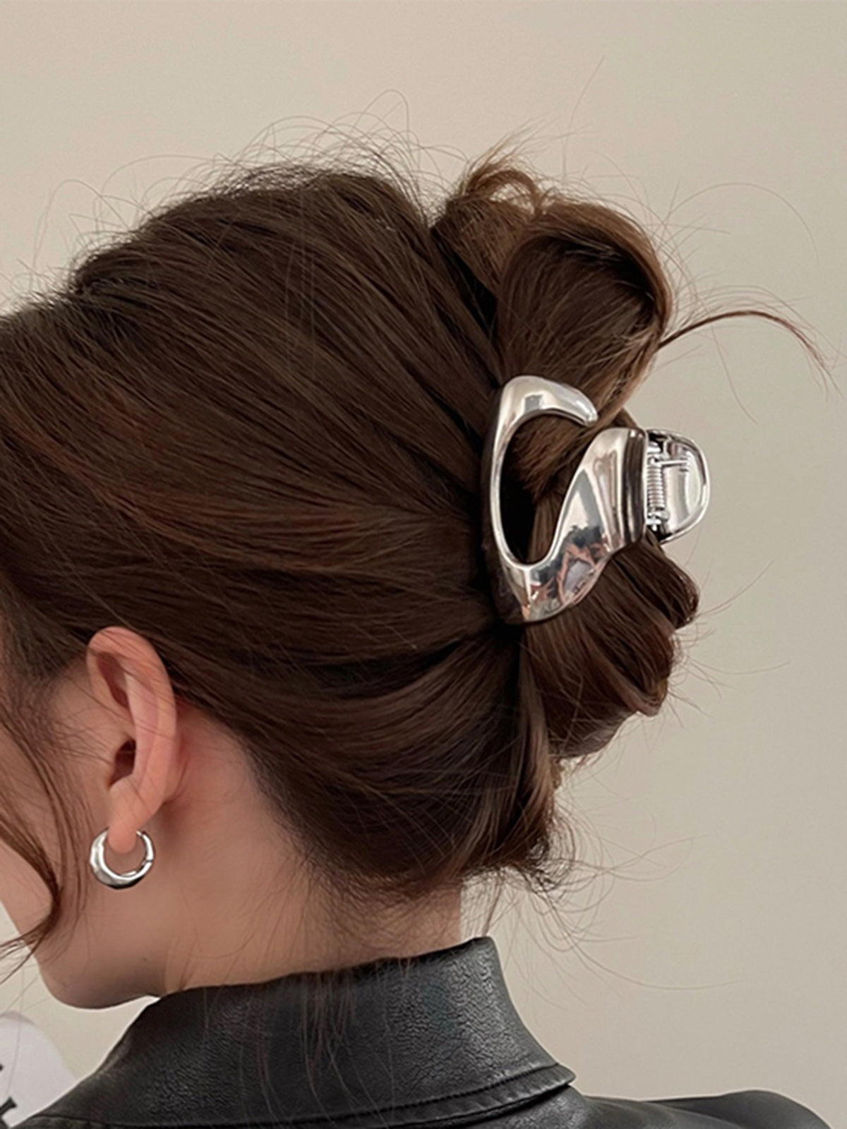 Duża metalowa spinka do włosów z eleganckim połyskiem