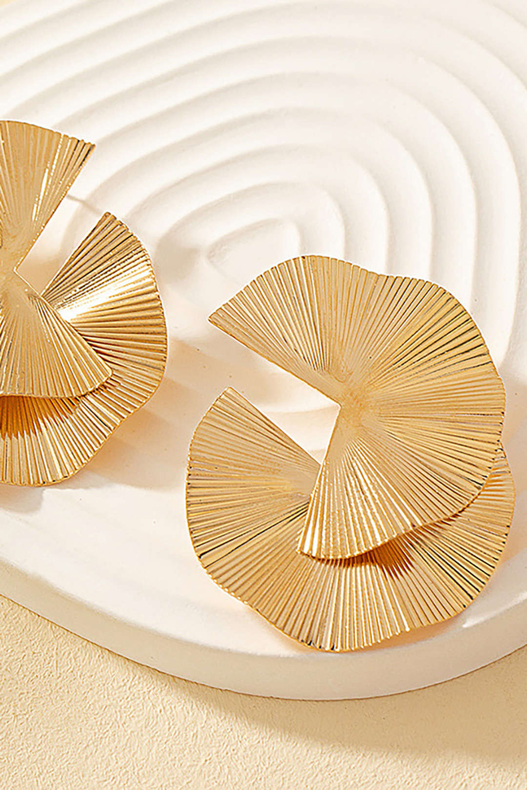 Duże kolczyki geometryczne z efektem plisowania