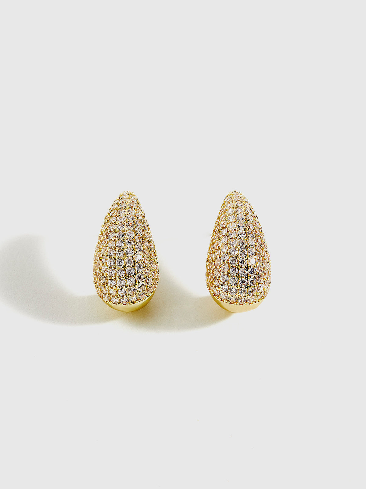 Eleganckie kolczyki w kształcie kropli z połyskującym zdobieniem