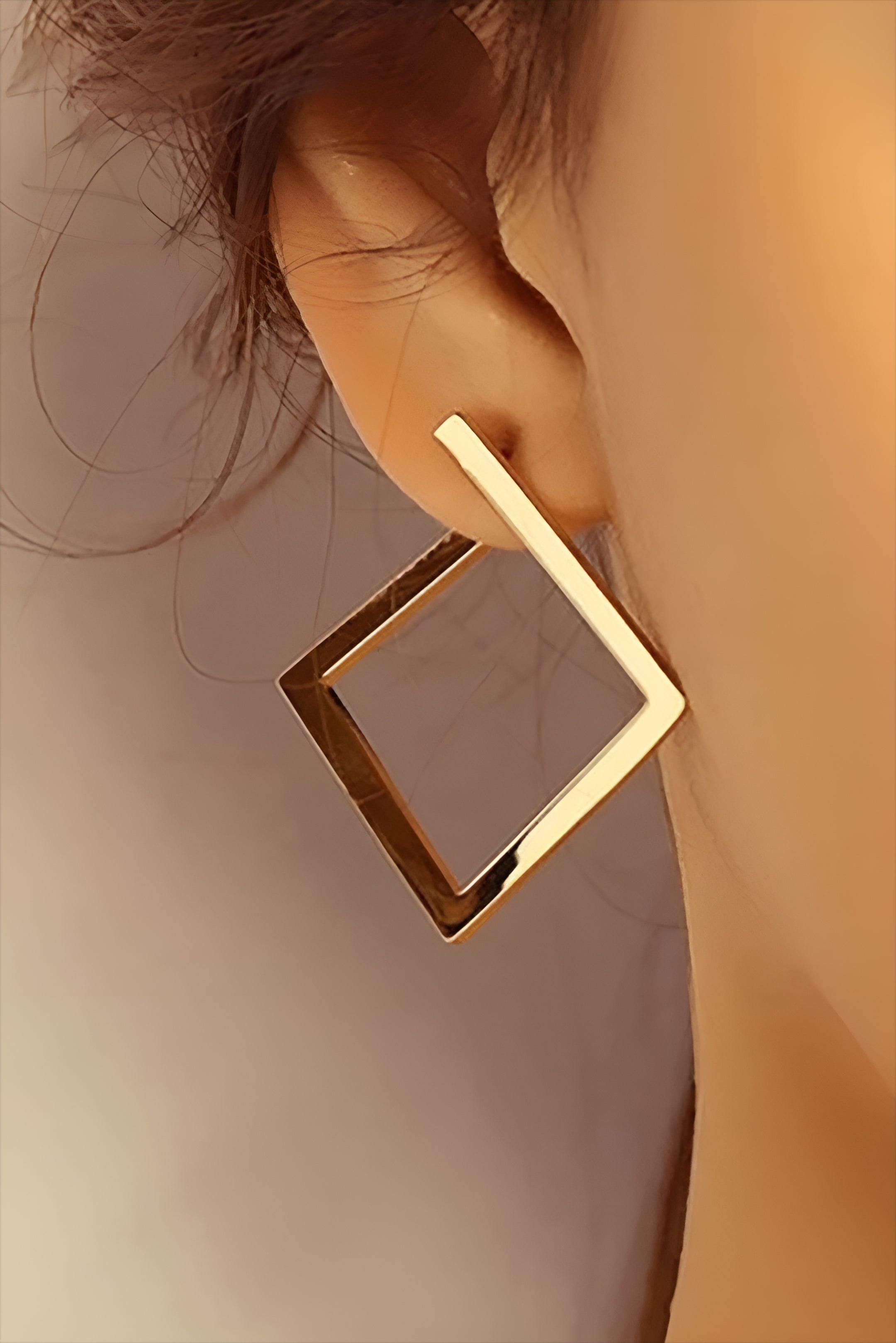 Kolczyki geometryczne kwadratowe o skręconym designie