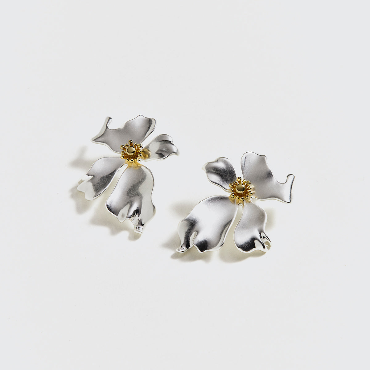 Kolczyki z kwiatowym motywem