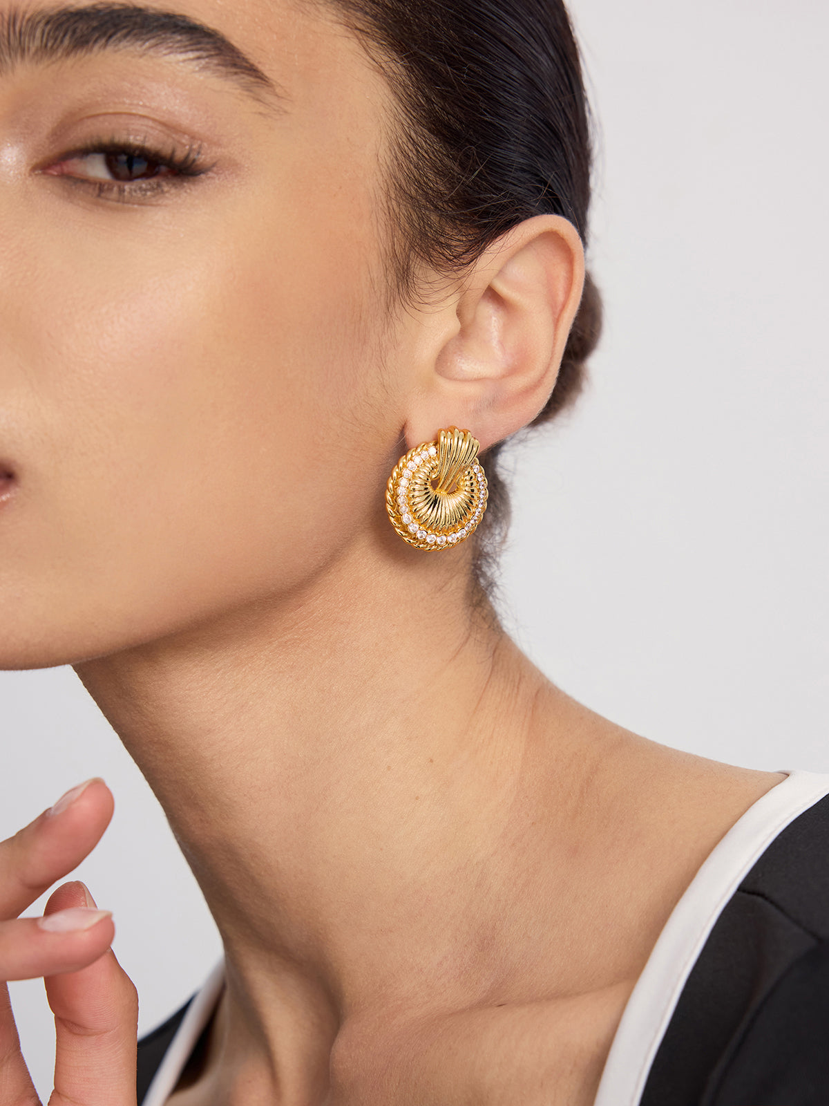 Kolczyki okrągłe z plecionym detalem