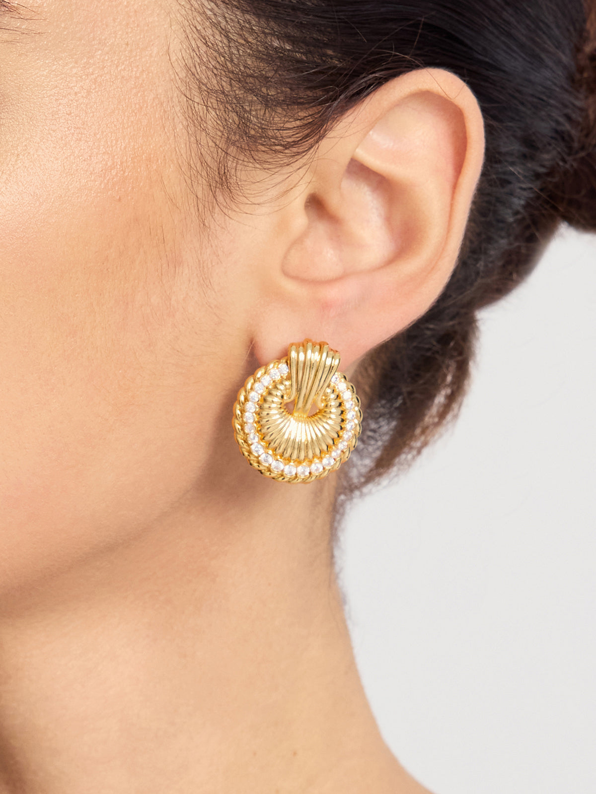 Kolczyki okrągłe z plecionym detalem