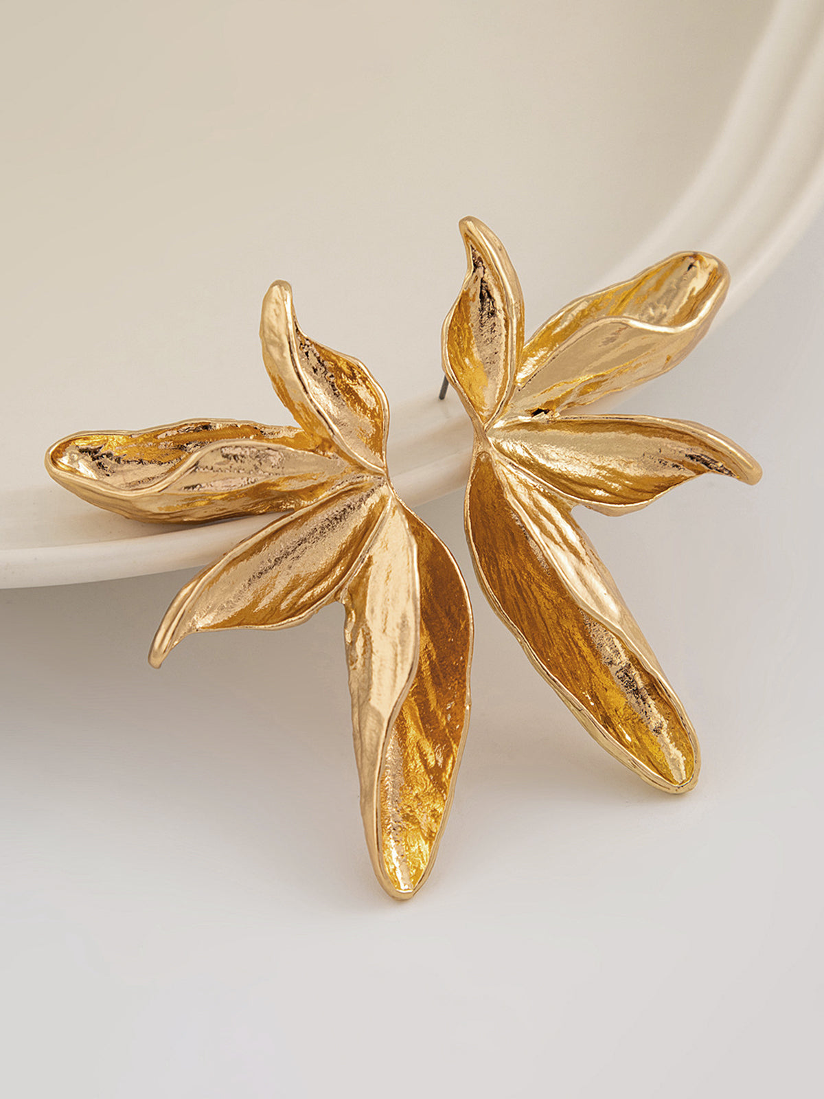 Kolczyki wiszące z motywem liści eleganckie