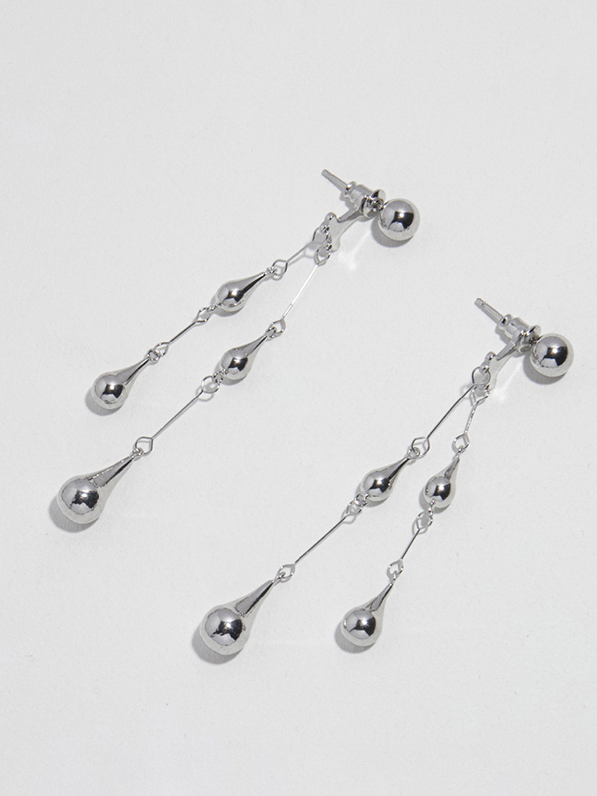 Kolczyki wiszące z kaskadowymi łańcuszkami i kroplami