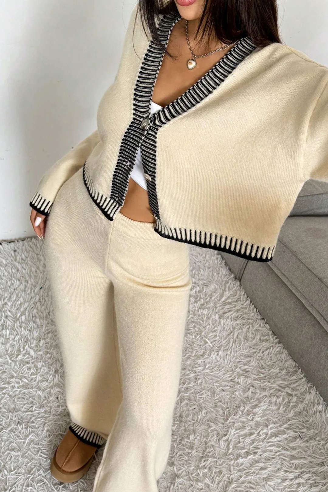 Komplet damski z kontrastowymi lamówkami marynarka i spodnie