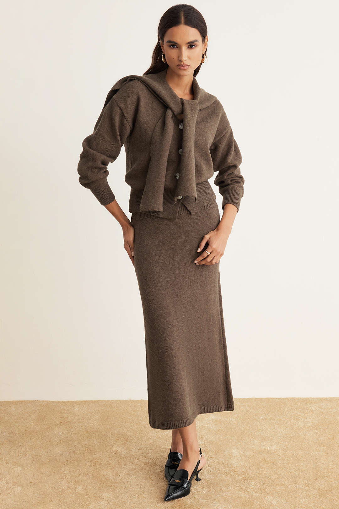 Komplet dzianinowy z kardiganem i spódnicą midi ozdobne guziki