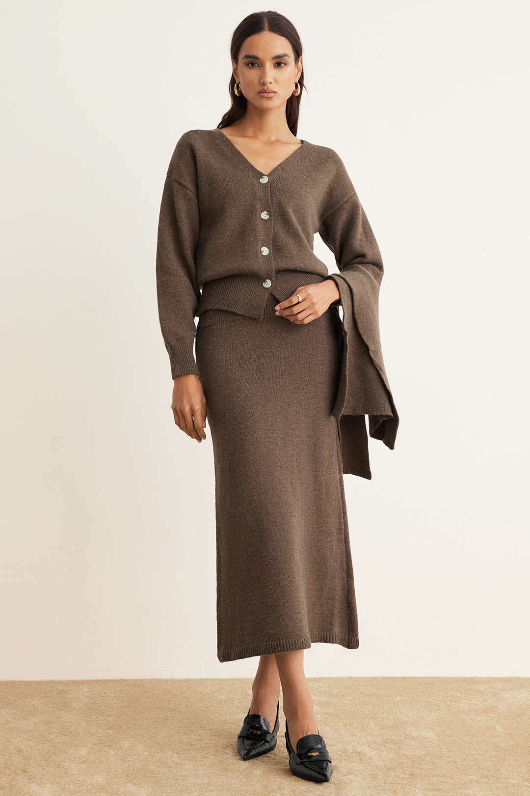 Komplet dzianinowy z kardiganem i spódnicą midi ozdobne guziki