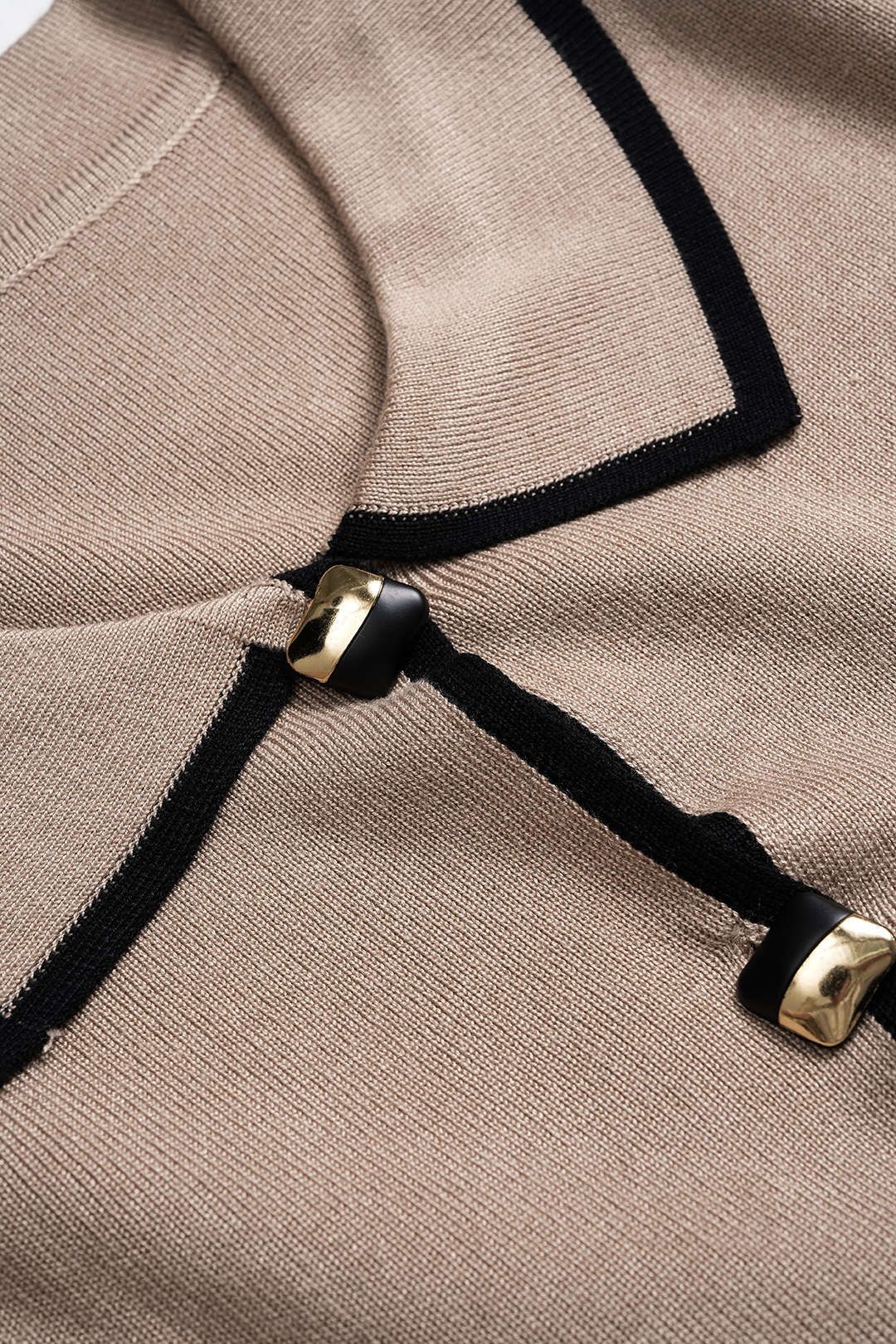 Elegancki komplet z kontrastowymi lamówkami