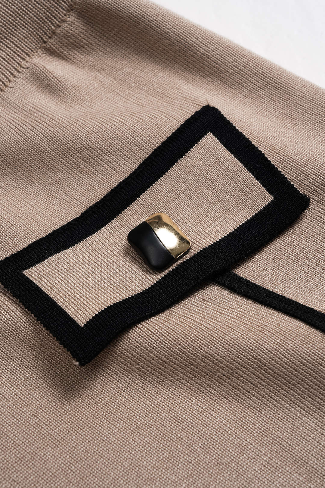 Elegancki komplet z kontrastowymi lamówkami