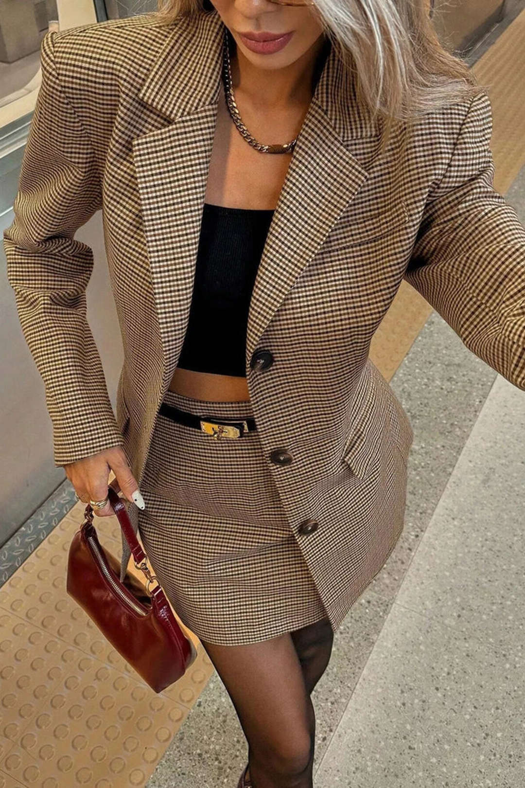 Komplet marynarka i spódnica w kratę z podkreśloną talią