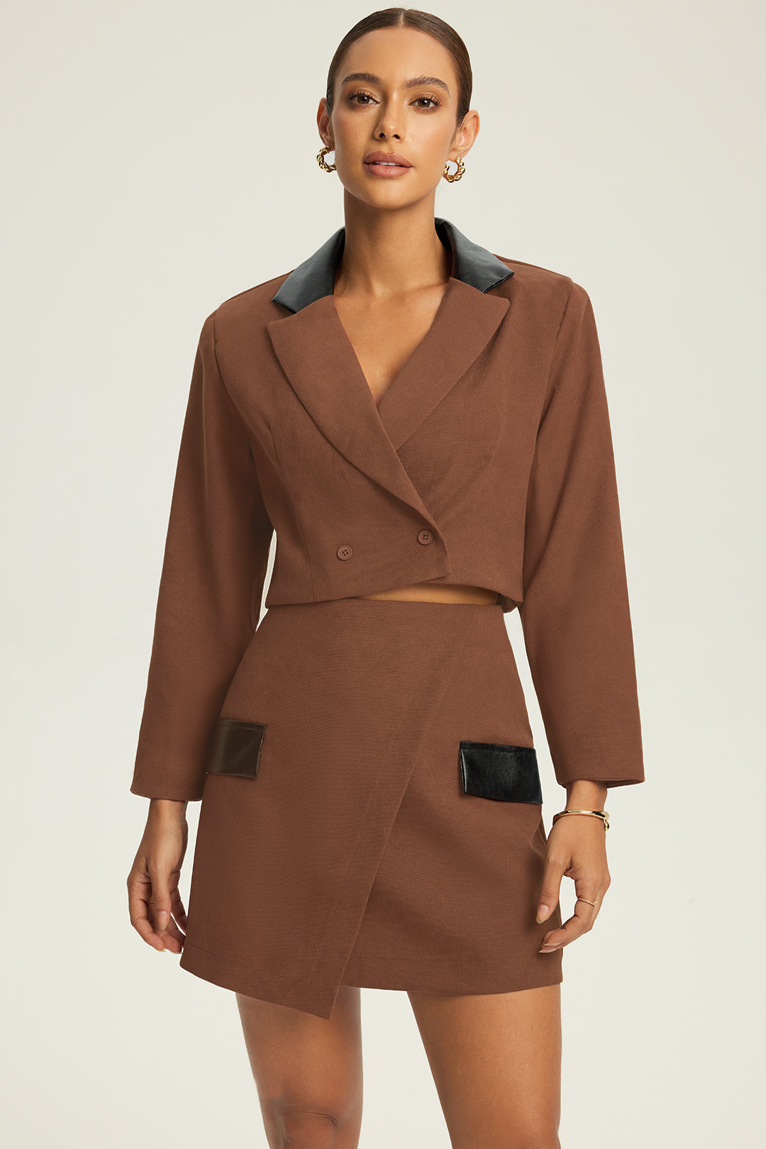 Komplet marynarka i spódnica z dwurzędowym zapięciem