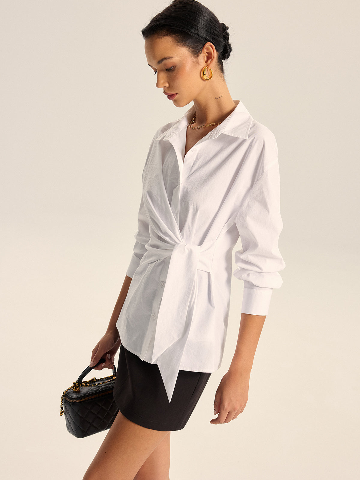 Koszula z asymetrycznym krojem i oryginalnym wiązaniem