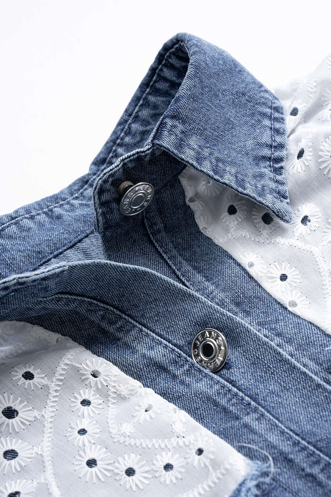 Koszula z detalami z denimu i haftem anglaise
