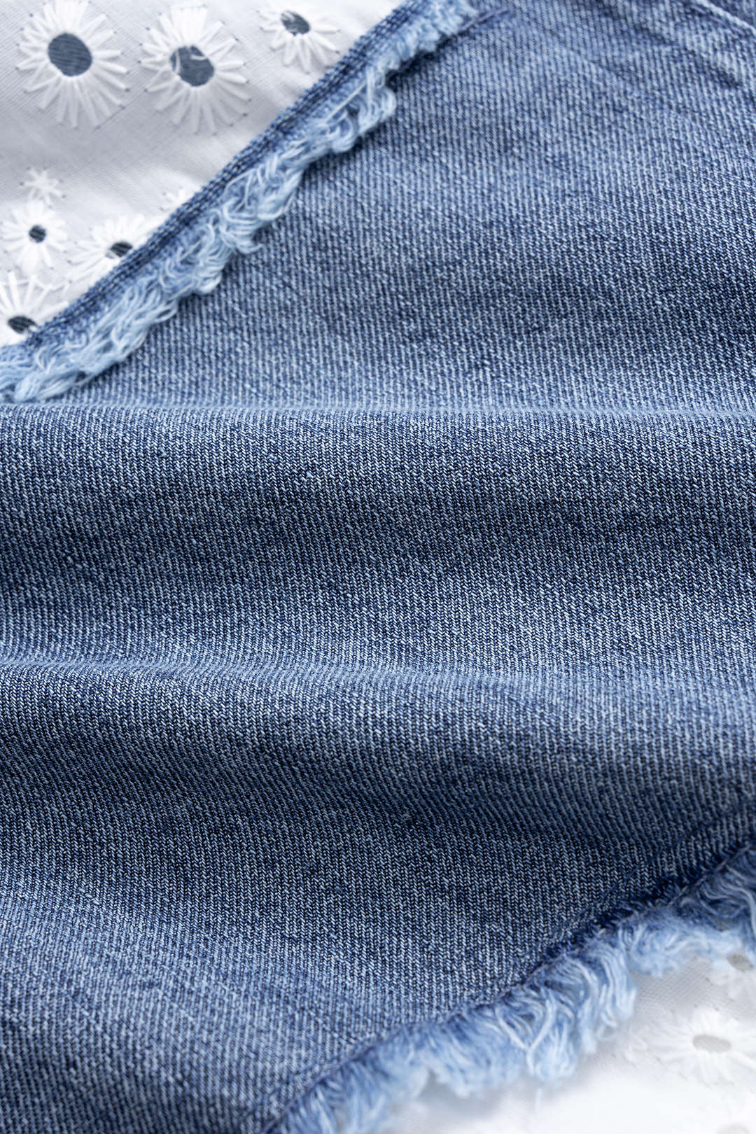 Koszula z detalami z denimu i haftem anglaise