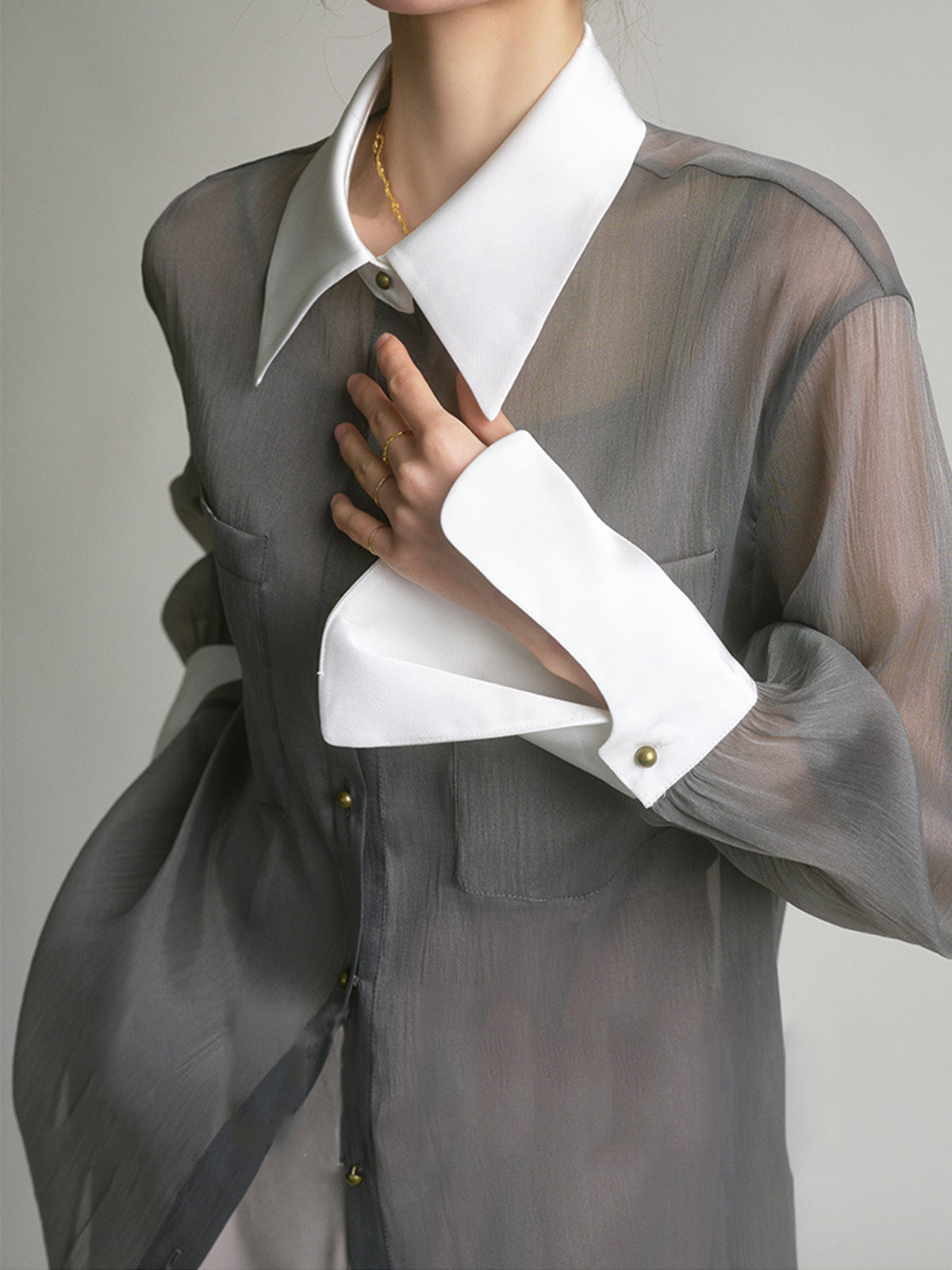 Koszula damska z kontrastowym kołnierzem i mankietami