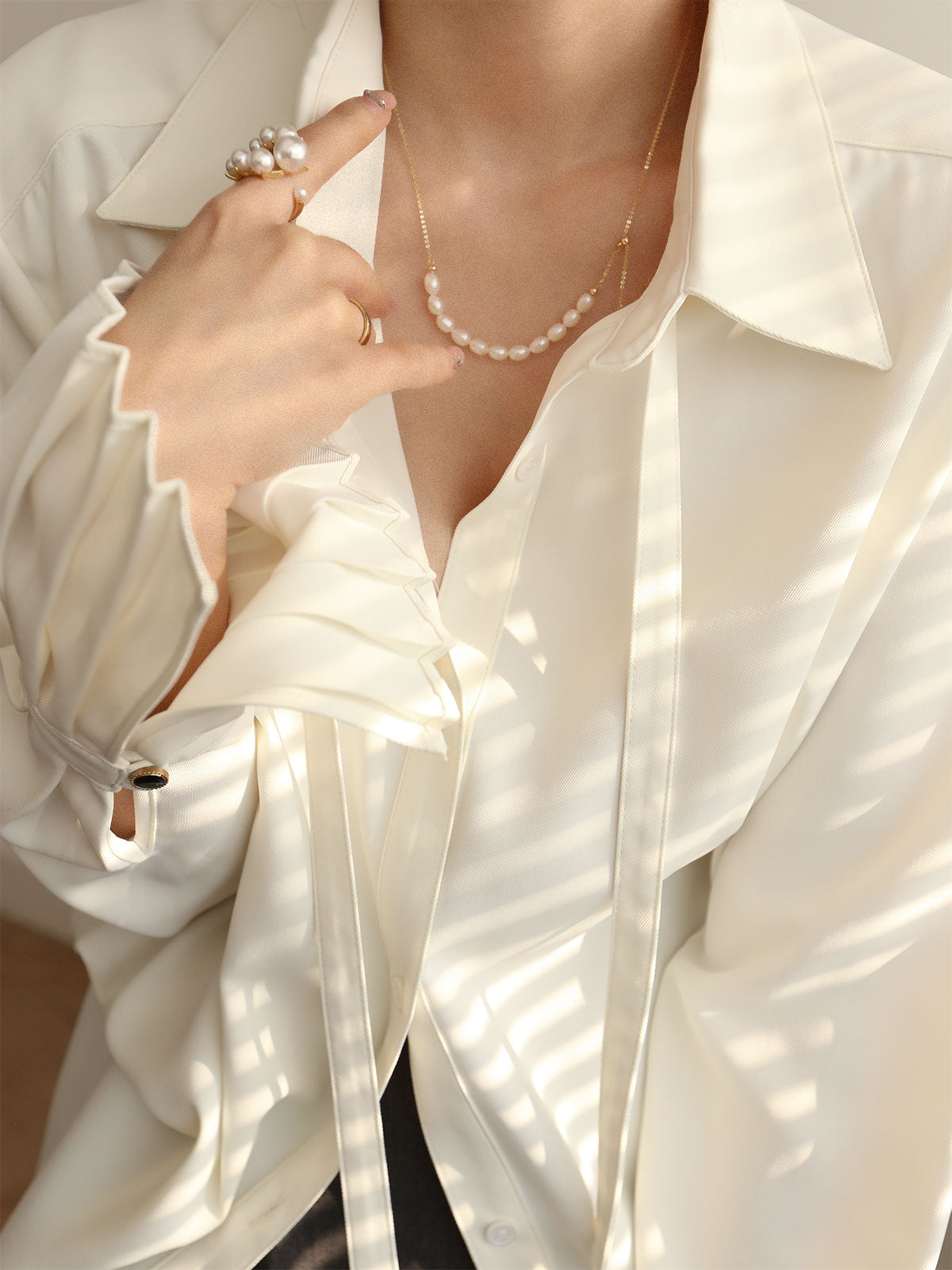 Koszula z plisowanymi mankietami i ukrytym zapięciem