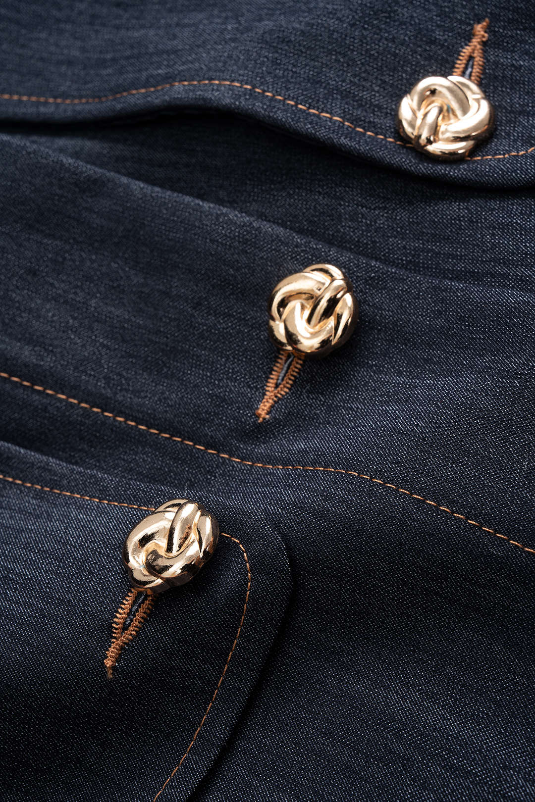 Krótka kurtka damska z ozdobnymi guzikami