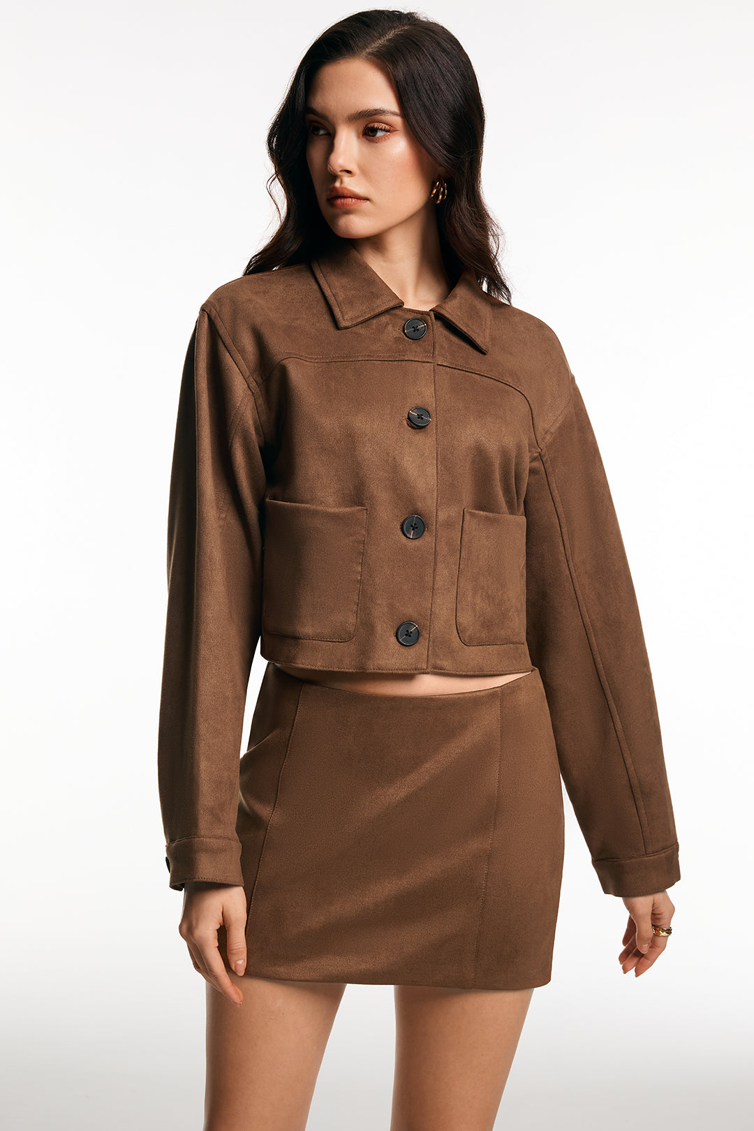 Kurtka damska o prostym kroju z ozdobnymi guzikami