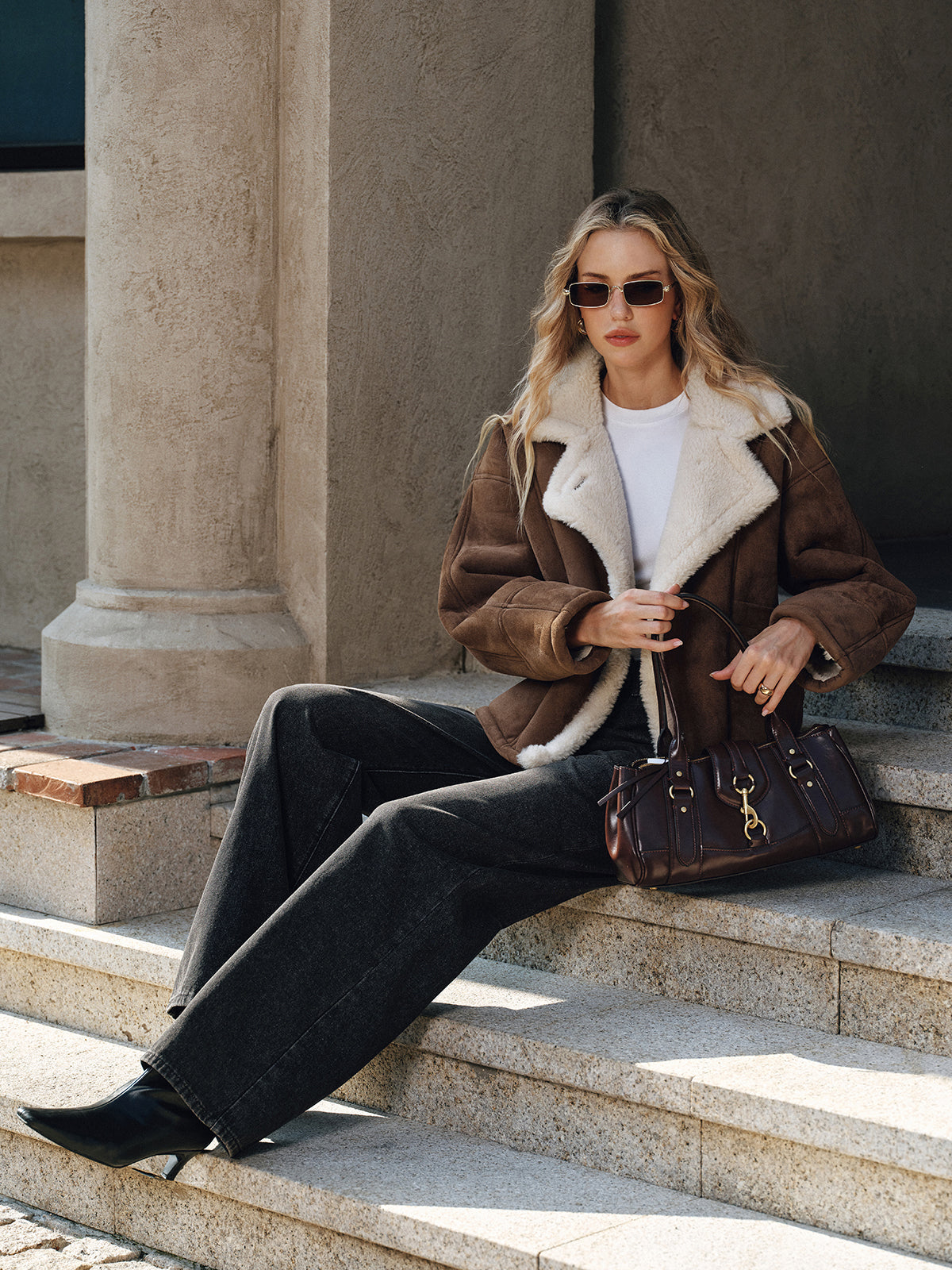 Kurtka damska o luźnym fasonie z szerokim kołnierzem