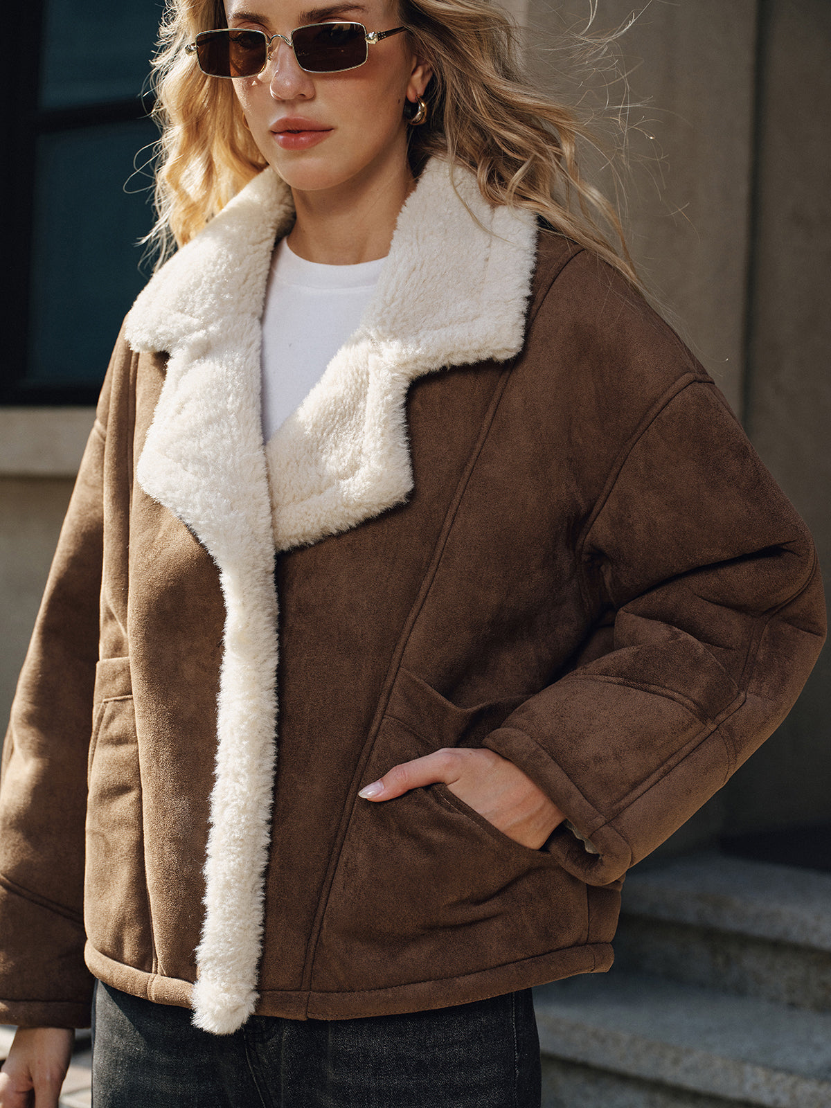 Kurtka damska o luźnym fasonie z szerokim kołnierzem