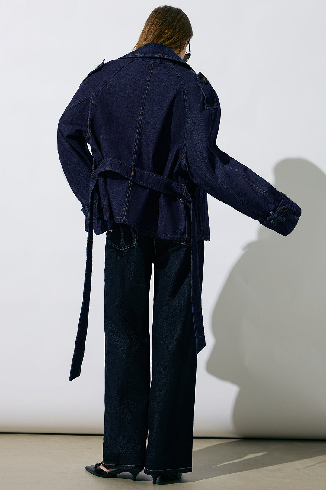 Kurtka damska z paskiem i szerokimi klapami