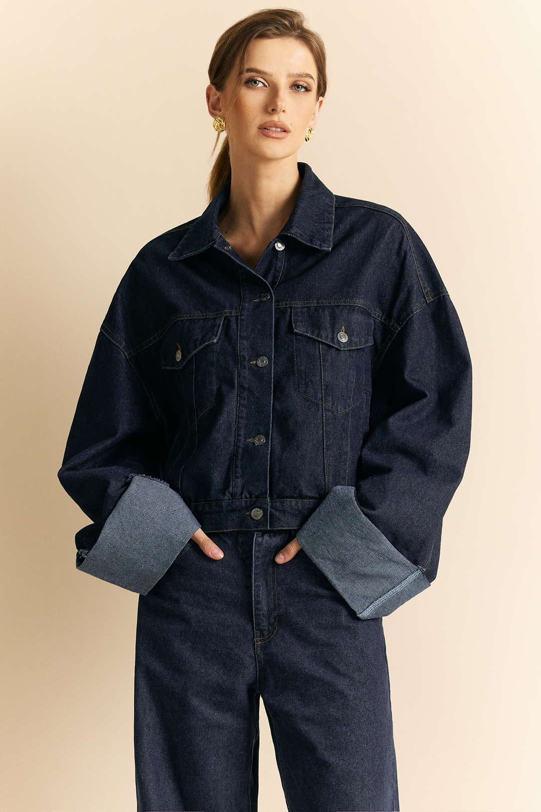 Oversize'owa kurtka jeansowa z szerokimi mankietami