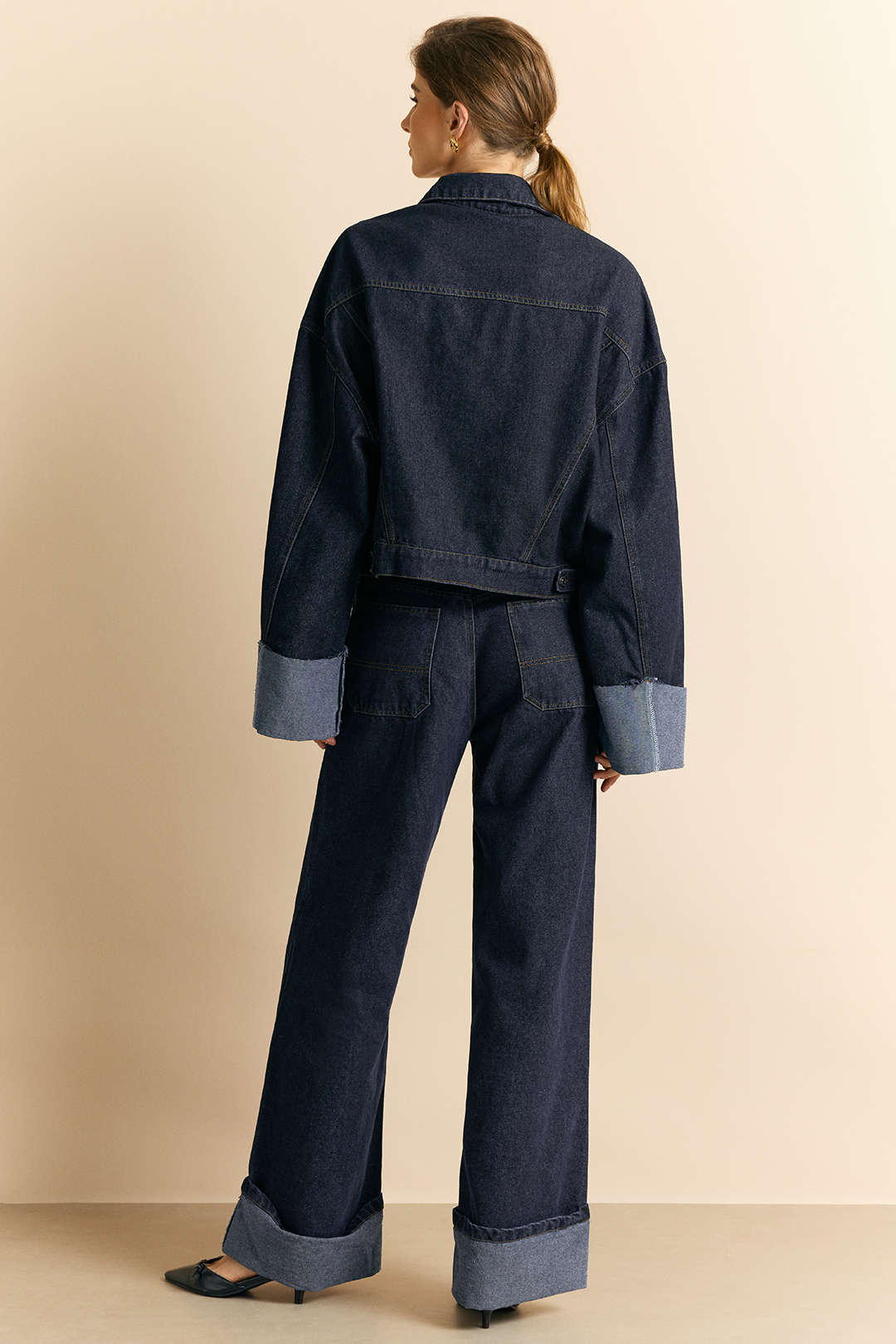 Oversize'owa kurtka jeansowa z szerokimi mankietami