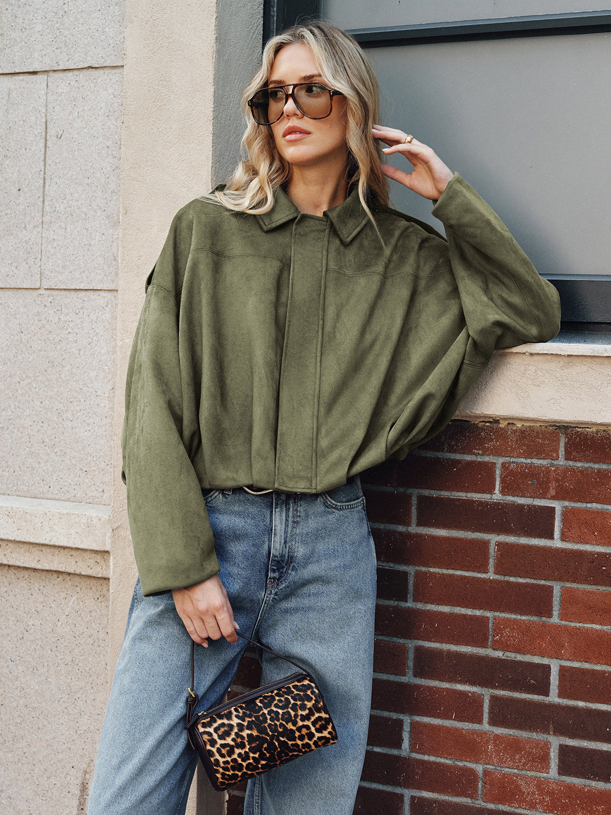 Kurtka oversize z ozdobnymi guzikami na mankietach