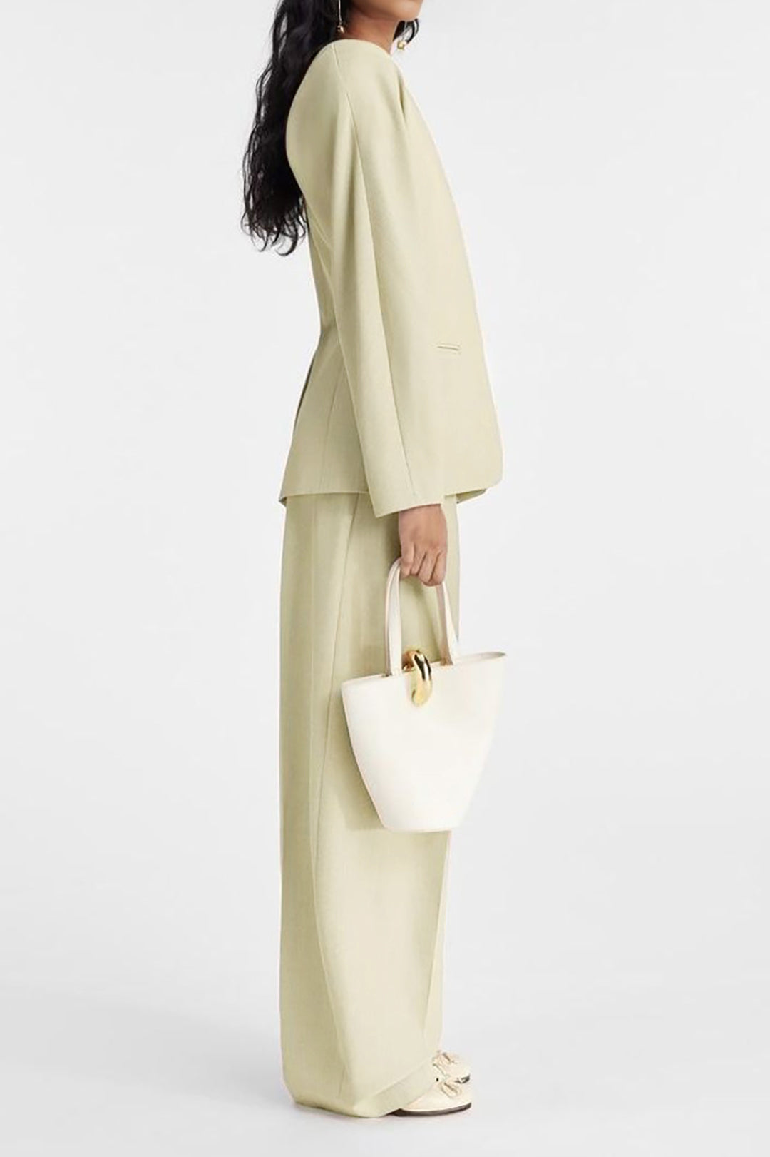 Marynarka damska z asymetrycznym zapięciem