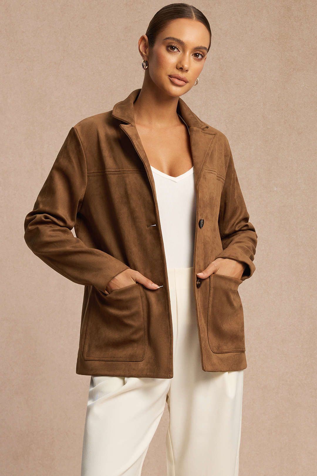 Marynarka damska o prostym fasonie z naszywanymi kieszeniami