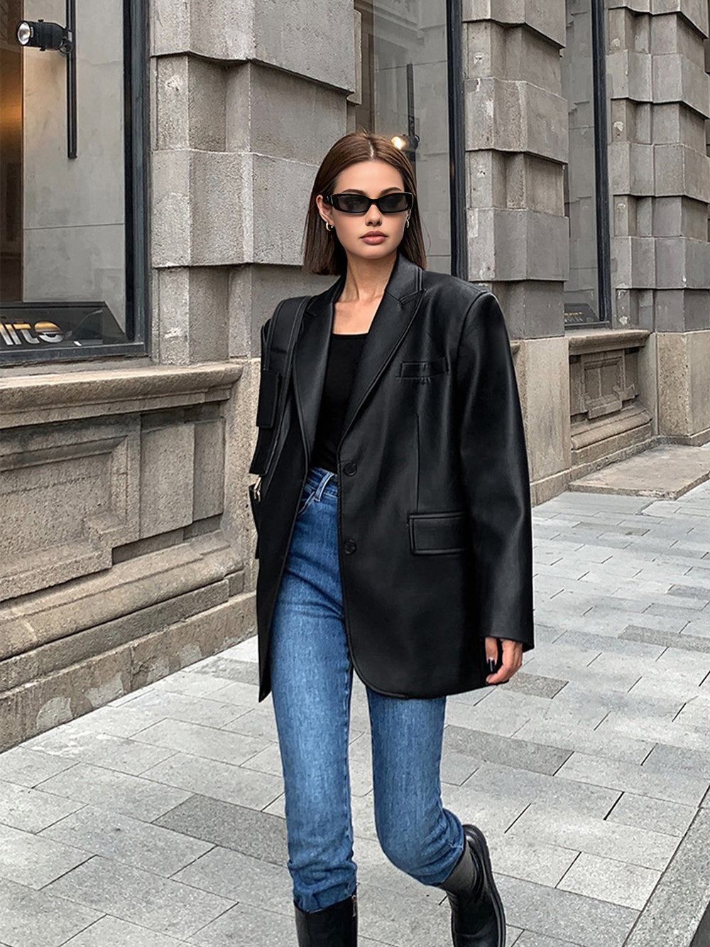 Oversize'owa marynarka z eleganckim połyskiem