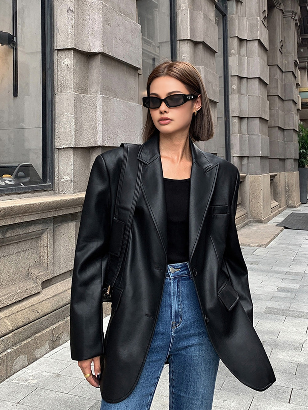 Oversize'owa marynarka z eleganckim połyskiem